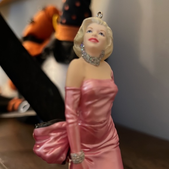 Marilyn Monroe Hallmark Ornament Dated 1997 - Picture 6 of 6